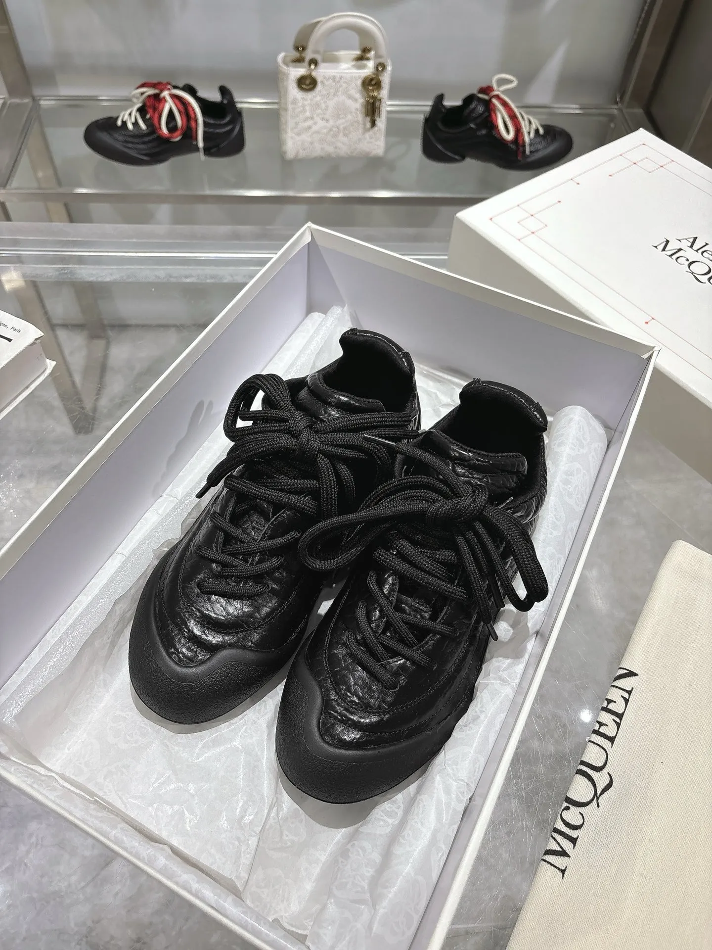 p580💰Couple model 𝐀𝐥𝐞𝐱𝐚𝐧𝐝𝐞𝐫 𝐌𝐜𝐐𝐮𝐞𝐞𝐧#/Alexander McQueen’s latest Flexion series, retro, casual, sneakers, original purchase, development, production, this Flexion Off Low-top sneakers in white grained leather with varying sized laces and an anatomically inspired lightweight segmented sole. The reverse skull pattern is embossed on the heel. Fabric: Original customized imported first-layer cowhide. Lining: Customized imported breathable mesh lining. Sole: Original open-molded non-slip TPU material. Bottom thickness: 2CM. Size: #Female size 35-40 (40 customized, non-refundable) #Men’s code 39-45 (45 customized, non-refundable)